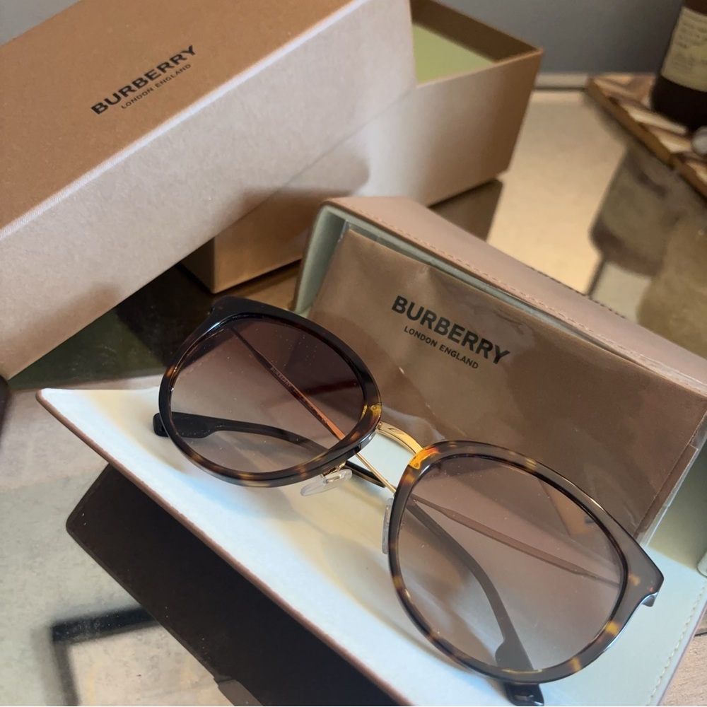 ๐๐ป๐๐ป NIB Burberry Tortoise Shell Sunglasses (Brand New)